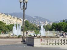 Красивая площадь с фонтанами в Ницце (Города французской Ривьеры)