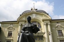 Памятник Ольге Кобылянской напротив Черновицкого театра (Черновцы)