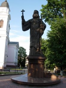 Памятник митрополиту Евгению перед кафедральным собором в Черновцах (Черновцы)