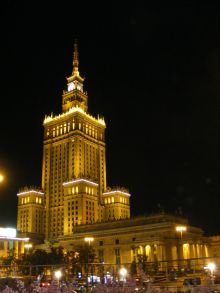 Дворец Культуры подсвеченный ночью. В 1955 г. построено на деньги СССР в подарок дружественной Польше  (Польша)