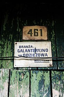 Практически на всех домах старого центра Варшавы можно увидеть таблички (Польша)