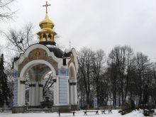 Павильон со святой водой в Михайловском монастыре. У влюбленных пар и молодоженов для укрепления духовной связи есть традиция одновременно взяться руками за краники.  (Киев и область)