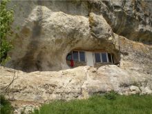 Пещерный монастырь в Мангупе (Крым)