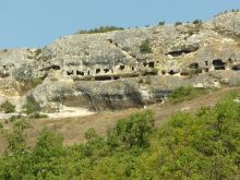 Вид на пещерный комплекс Эски-Кермен (Крым)