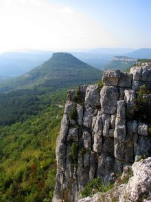 Отвесная скала Тепе-Кермен (Крым)