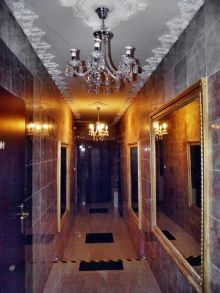 Отель "Дворец Тарновских". Коридоры номеров увешаны огромными зеркалами (Польша)
