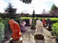 Фарфоровые статуи обезьян возле музея фарфора в Цмелюве (Польша)