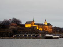 Осло. Вид на крепость Акершус с набережной (Страны Скандинавии)