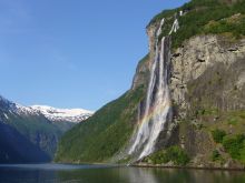 Живописный водопад в окрестностях Олессуна (Страны Скандинавии)
