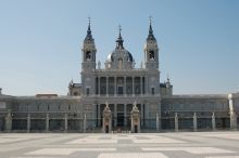 Cобор Катедраль-де-ла-Альмудена (Cаtеdrаl dе lа Almudеnа), посвященный покровительнице Мадрида Деве Марии. (Испания)