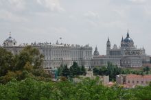 Панорама королевского дворца и собора Альмудена (Испания)