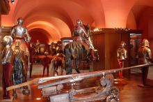 Одна из зал внутри королевского дворца. Старинное оружие и рыцарские доспехи (Испания)