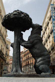 Памятник символам Мадрида на площади Пуерта дель Соль - медведь и земляничное дерево (Испания)
