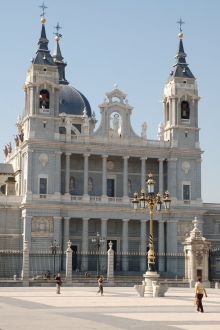 Главный храм современного Мадрида — собор Катедраль-де-ла-Альмудена (Cаtеdrаl dе lа Almudеnа) (Испания)