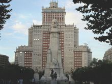 Площадь Испания. Огромное здание 50-х годов XX века, памятник-монумент Сервантесу и памятник Дон Кихоту и Санчо (Испания)