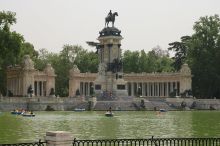 Главная достопримечательность парка Ретиро – величественная колоннада и постамент со статуей Альфонса XII (Испания)