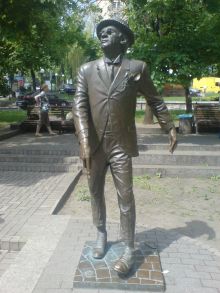 Памятник Паниковскому оказывается с "сюрпризом" (Киев и область)