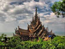 Храм Истины в Паттайе. Со стороны похож на огромный корабль, а внутри весь состоит из скульптур (Тайланд)