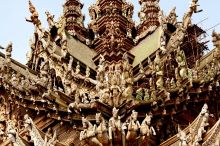 Храм Святилище Истины (Sanctuary of Truth) - вырезанные из дерева фигуры украшают его (Тайланд)