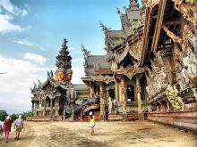 Работы в этом храме не прекращаются и поныне, рабочие вырезают из дерева всё новые и новые скульптуры (Тайланд)
