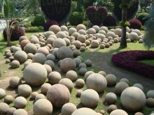 Композиция из круглых камней в парке NongNooch Garden (Тайланд)