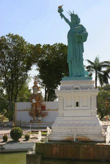 Мини-статуя Свободы в парке миниатюр в Паттайе (Тайланд)