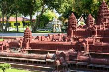 Мини храмовый комплекс Ангкор из Камбоджи в парке мини-Сиам в Паттайе (Тайланд)