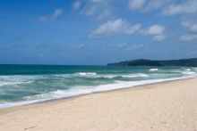 Пляж Банг Тао на острове Пхукет. Является примером гармоничного сочетания развитой туристической индустрии с нетронутой природой (Тайланд)