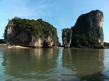 Уникальные скалы в заповеднике Ao-Phang-Nga на острове Джеймса Бонда (Тайланд)