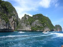 Практически все скалы на островах Пхи-Пхи отвесные (Тайланд)