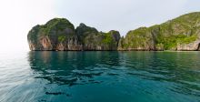 Прозрачнейшая вода и причудливые скалы острова Пхи-Пхи (Тайланд)