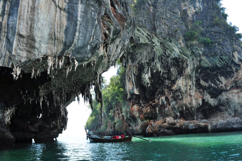 Фото достопримечательностей Таиланда: Проплывая под фантастической скалой