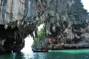 Проплывая под фантастической скалой (Тайланд)