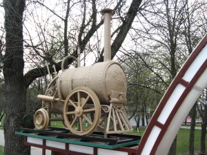 Памятник паровозику у Детской железной дороги (Харьков и область)
