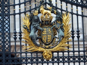 Королевский герб на воротах Букингемского дворца (Лондон)