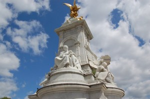 Монумент в честь королевы Виктории возле Букингемского дворца (Лондон)