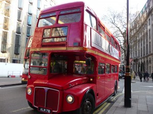 Самый узнаваемый автобус в мире - красный двухэтажный лондонский (Лондон)