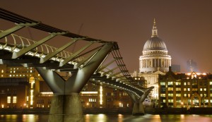 Мост Миллениум и купол собора Св. Павла вночи (Лондон)