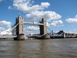 Тауэрский мост - вид с Темзы (Лондон)