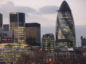 City of London. Среди современных небоскребов выделяется полукруглое здание страховой компании Ллойда (Лондон)