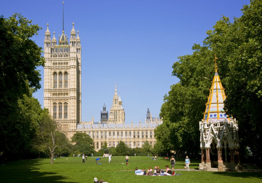 Фото достопримечательностей Лондона: Лужайка у Вестминтерского дворца и вид на башню Виктория