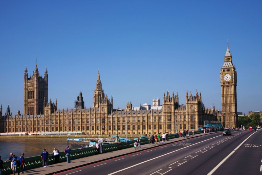 Фото достопримечательностей Лондона: Аналогов Вестминстерскому дворцу в мире нет. 1200 комнат, 5 километров коридоров и 100 лестниц