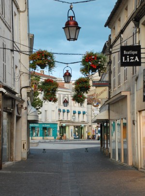 Улицы Коньяка очень уютные и украшенные (Франция)