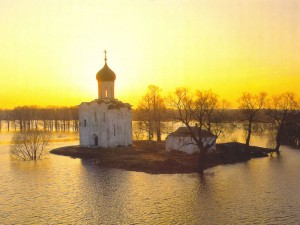 Половодье по весне - частое явление для церкви Покрова на Нерли (Золотое Кольцо России)