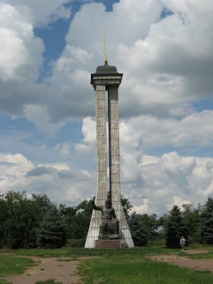 Монумент в Прилуках на земляных валах, где когда-то находилась Прилукская крепость (Чернигов и область)