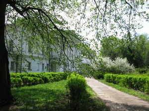 Дворец Галаганов в Сокиринцах посреди весенней зелени (Чернигов и область)