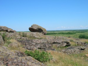 Некоторые камни так причудливо расположены, что вызывают разные ассоциации (Донецк и область)