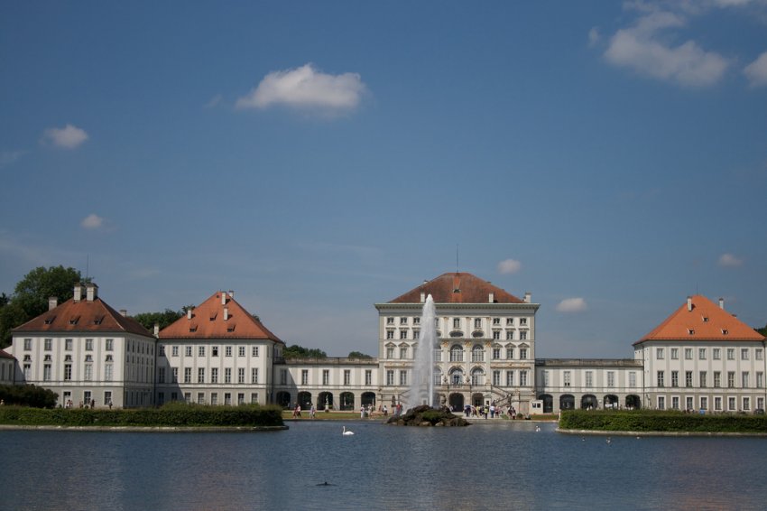 Фото достопримечательностей Германии: Дворец Нимфенбург со стороны водоема