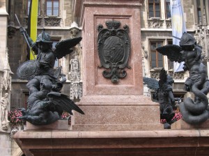 Скульптурная композиция у основания колонны Марии (Германия)