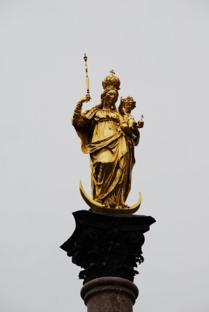Скульптура Богородицы, водруженная на колонну Марии (Германия)